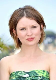 Celebrities Hairstyles: Emily Browning Hairstyles 2017