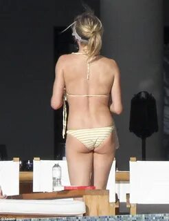 Cameron Diaz flashes her bottom in skimpy bikini in Mexico D