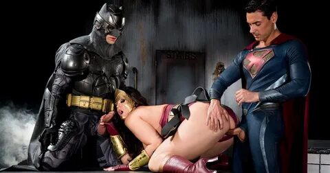 Wonder Woman, Batman ve Superman'e veriyor - Alison Tyler