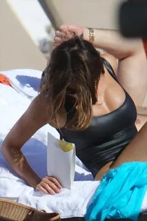 Sofia Vergara - beach candids in Miami 1/2/13 8.73/10