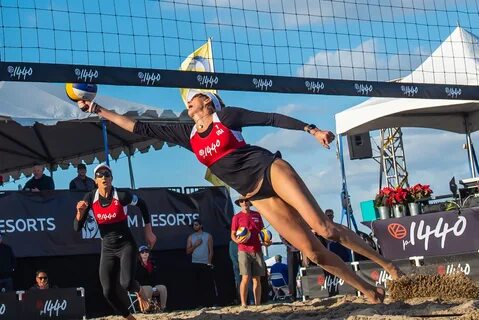Kerri Walsh Jennings comes off the block to dig/Jim Wolf photography | Voll...