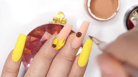 Uñas Acrilicas en Tono Amarillo y Nude mas Girasoles en 3D -