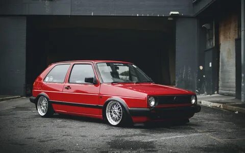 Скачать обои volkswagen, red, wheels, golf, tuning, front, f