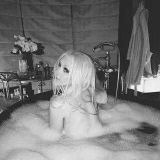 Кристина Агилера опубликовала интимные фото в ванной, где он