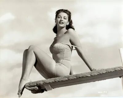 60+ Hot Yvonne De Carlo Photos That Will Make You Forget Abo