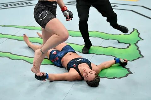 Twitter reacts to Valentina Shevchenko's brutal headkick KO 