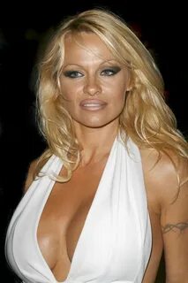 Pamela Anderson : Pamela Anderson At 'Good Evening Britain' 