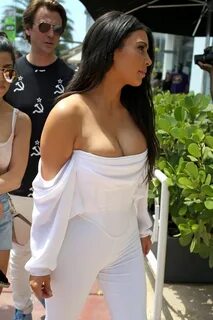 Kim-Kardashian-Cleavage-Miami-1 ⋆ CELEBRITY BIKINI BOOTY