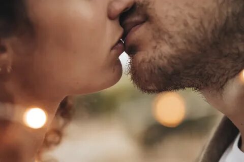 Какой первый поцелуй подарить мужчине с учетом его знака зод
