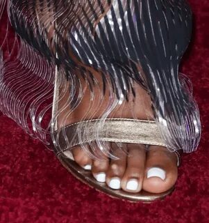 Kelly Rowland's Feet Go Viral - For Having 'CORNY' Toes!! - 