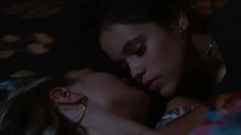 Maddie ziegler jenna ortega kiss