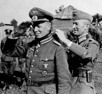 Генерал танковых войск Й. Лемельзен награждает Рыцарским кре