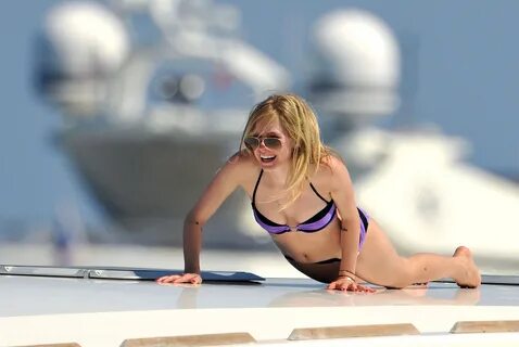 Hot Avril Lavigne Shows Off Sexy Bikini Body On The Beach