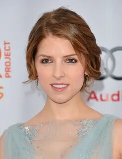 Anna Kendrick Loose Bun - Anna Kendrick Hair Looks - StyleBi