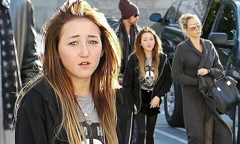 Noah Cyrus is the image of her famous sister BEFORE the punk