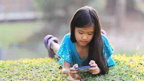 Little Asian Child Playing Game On: стоковое видео (без лице