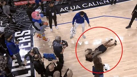 Reporter LA Clippers Kristina Pink tergelincir setelah wawan