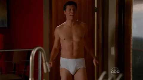 Hayes MacArthur Shirtless in Happy Endings s2e07 - Shirtless