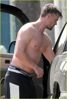 Josh Duhamel Goes Shirtless For Quick Change After Gym: Phot