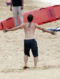 The Hunger Games: Shirtless Josh Hutcherson plays frisbee