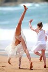 Miranda Kerr Doing Cartwheel (5 pics)