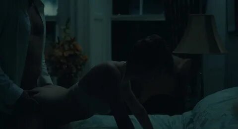 Телка пристально смотрит на любовника во время секса - сцена