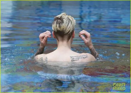 Beauty and Body of Male : Justin Bieber Goes Skinny Dipping