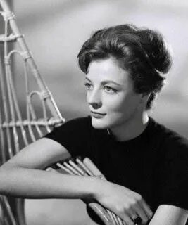 30 Gorgeous Black and White Photos of a Young Maggie Smith, 