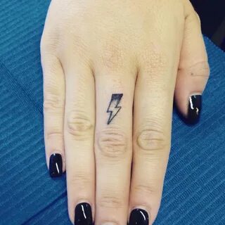 25 Tiny Finger Tattoos You'll Want to Get Right Now Finger t