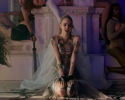 Grimes lança o single "Violence" com videoclipe inspirado em