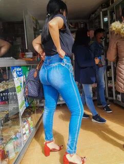 Linda mexicana caderona en jeans lisos Mujeres bellas en la 