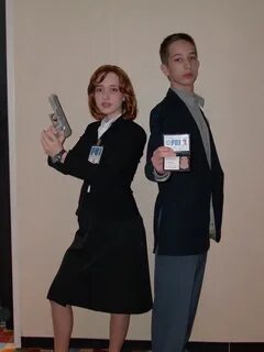 085 Scully, Mulder (X-Files) Dragon*Con 2008, Hall Costume. 
