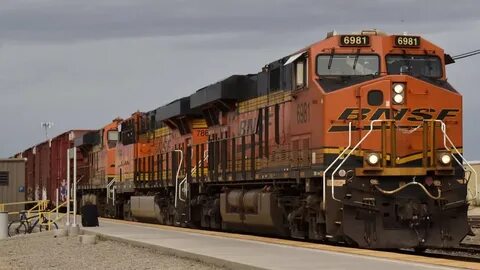 High Speed BNSF Freight Trains through Wasco, CA - YouTube