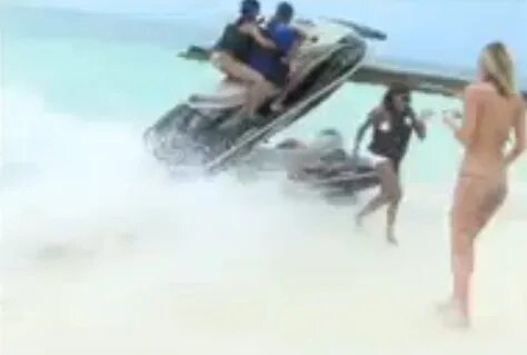 Microinfarto: casi la impacta jet ski... pero sale volando S