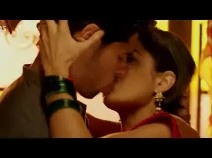 Katrina Kaif & Siddharth Malhotra's HOT Kissing Scenes Baar 