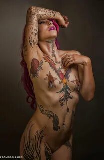 Голые леди с татуировками (69 фото)
