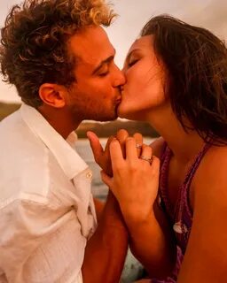 André Luiz Frambach e Larissa Manoela mostram alianças de noivado 