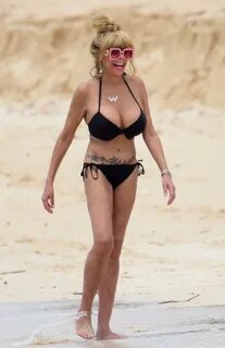Wendy Williams Shows Off Slim Figure in Tiny Bikini While Va