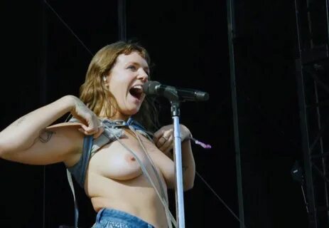 Did tove lo show her boobs at summerfest