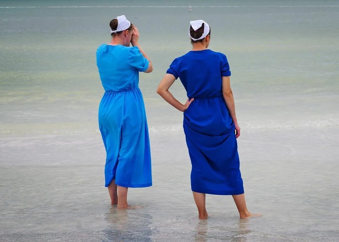 Dina Litovsky в Instagram: "Amish women on a beach in Sarasota, Florid...