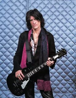 Joe Perry posing with his Gibson Joe perry, Steven tyler aer