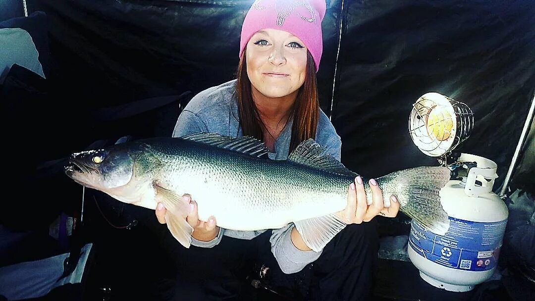 Rina Dawn sur Instagram : " Fish number 2 #killingit #icefishing #goin...