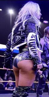 WWEPPorn ™'s tweet - "Toni Storm on #SmackDown 🎉