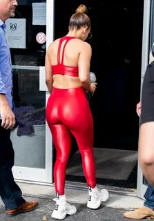 El ajustado leggin rojo de Jlo que nos hizo pecar de pensami