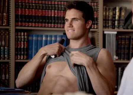 Robbie Amell -Movies, Height, Brother, New Net worth 2021
