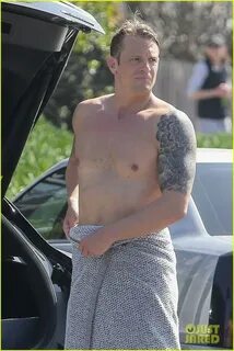 Joel Kinnaman Shows of His Incredible Body - DemotiX