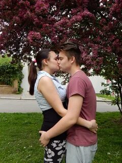 Boy And Girl Kiss Pictures posted by John Thompson
