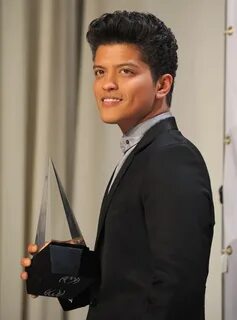 Foto Bruno Mars jadi penyanyi Pria Terbaik di kategori Pop -