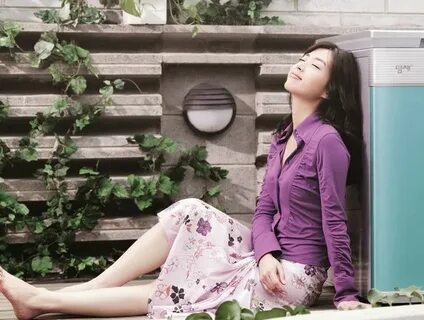 Foto Song Yoon Ah Berpose Untuk Majalah Vogue - Foto 2 dari 