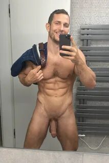 Appréciez le physique gracieux de Jakub Stefano et sa bite i